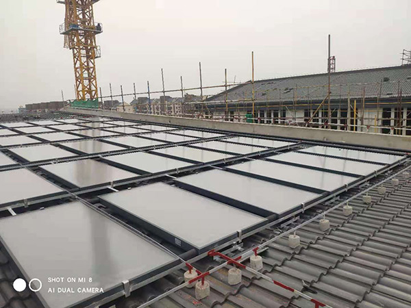 平板太陽(yáng)能+容積式換熱器+燃?xì)忮仩t輔助熱水系統(tǒng)